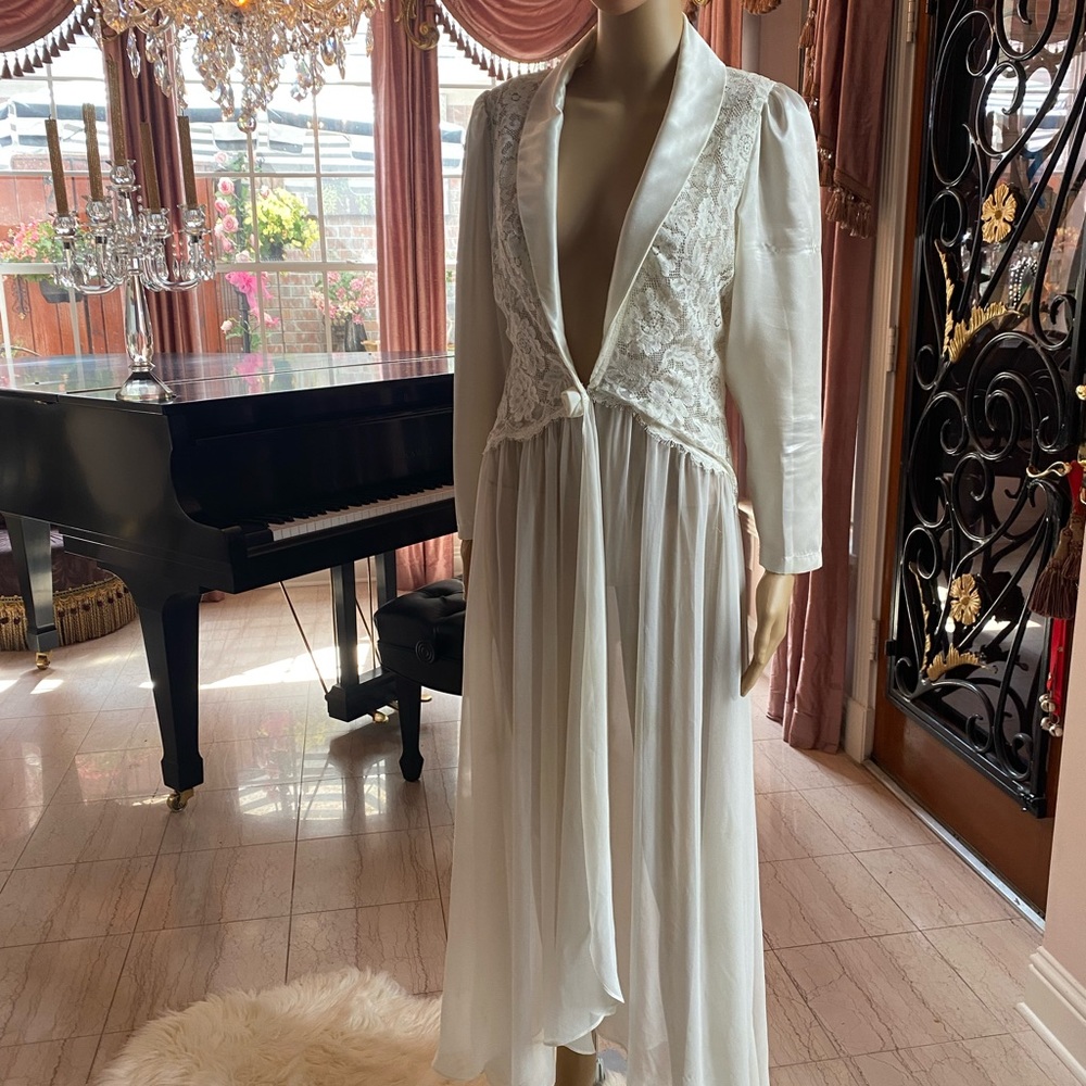 Beautiful intimate robe perfect to wear for a sexy breakfast or romantic evening